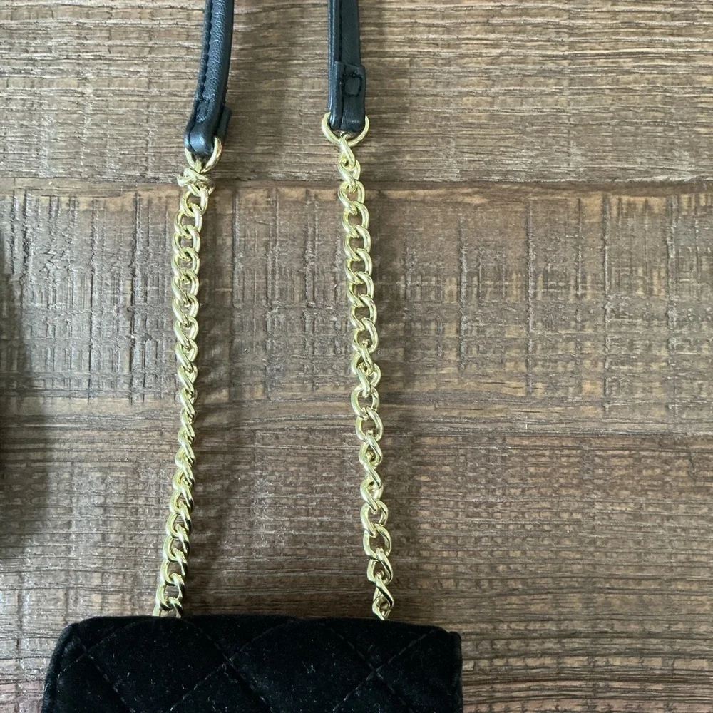 Liz Claiborne Black Quilted Phone/Wallet Bag with Gold Chain